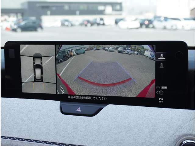 【360°ビュー・モニター】クルマを真上から見たような俯瞰（ふかん）映像や助手席側のサイド映像など、視点を切り替えて表示。さまざまなアングルで視界をサポートします。