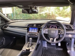 ご覧のように、視界が広く運転しやすいように設計されています。また、フルオートエアコンで快適です。