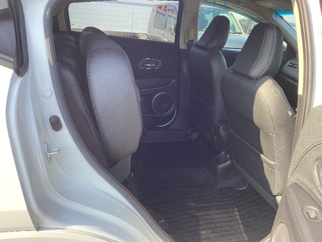 後席シートを跳ね上げて背の高い荷物もらくらく！！