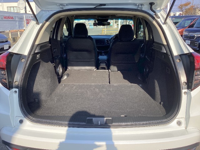 後席シートを倒せば大きな荷物もらくらく！！