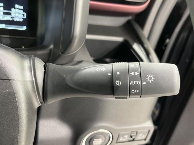 【オートライト】周りの明るさに応じて自動でヘッドライトの点灯・消灯ができる機能です！ライトの付け忘れ・消し忘れなどが無くなり、雨の日や夕方の走行も安心！トンネル通過時も便利ですね♪