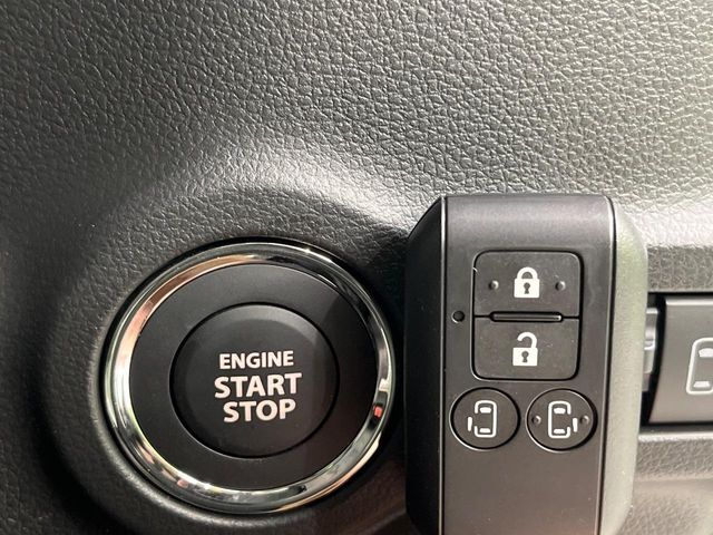 【キーレススタートシステム】カバンやポケットに入れたままでもドアの施錠・解錠が可能なスマートキーを装備。エンジンのオン・オフ時もカギを取り出す必要が無いからとっても便利です♪