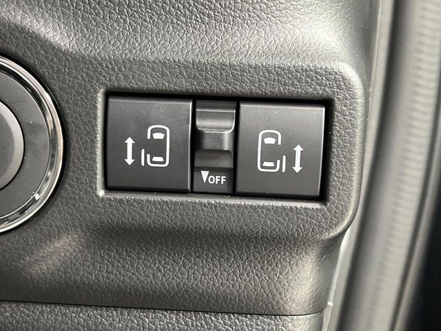 【両側パワースライドドア】スマートキーや運転席のスイッチで後席両側スライドドアの開閉が可能♪電動だから力を入れてドアを開ける必要が無く、小さなお子様でも簡単に開け閉めでき快適です♪