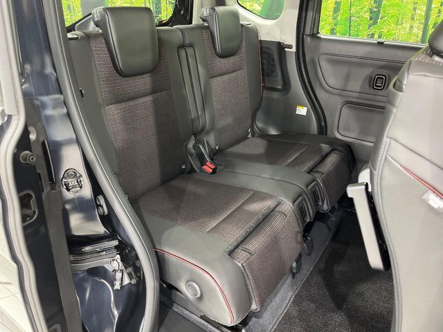 後部座席も気になるようなキズ・汚れやへたり等、大きなダメージはなく、良好な状態です。