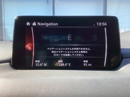 マツダ純正の車載システムのマツダコネクトを搭載しております。ナビゲーションをお使い頂くには別途オプションでSDカードをご購入頂く必要がございますが、スマホ連携機能も搭載しておりますのでご安心ください。