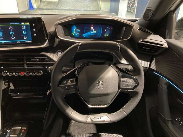 ドライブ中の情報は、グラフィカルな3D デジタルで表示。重要性や緊急性に応じて2 段階のレベルで見やすく表示するため、ドライバーは必要な情報を瞬時に読み取ることができます。