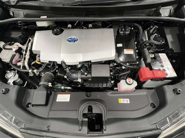 エンジンルームも隅々まで掃除がいきわたっています！ハイブリッド部分には初度登録年月から10年、もしくは累計走行20万キロのいずれか早い方までのハイブリッド保証付！