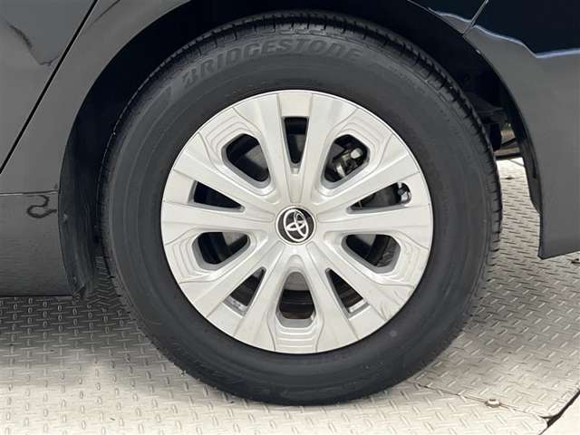 タイヤサイズは195/65R15！納車前の点検時にタイヤ交換させていただきます！純正アルミホイール＋キャップ！ホイールキャップに傷があります。
