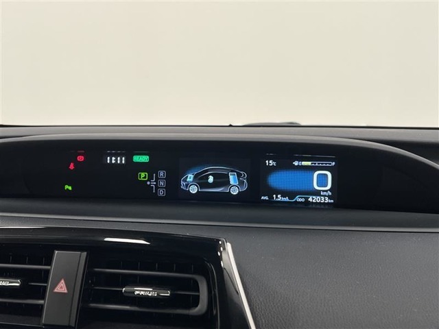 センターメーターは視点移動が少なく、長時間の運転でも疲れにくいそうです！インフォメーションディスプレイもあり色々な設定変更や情報が確認できます！