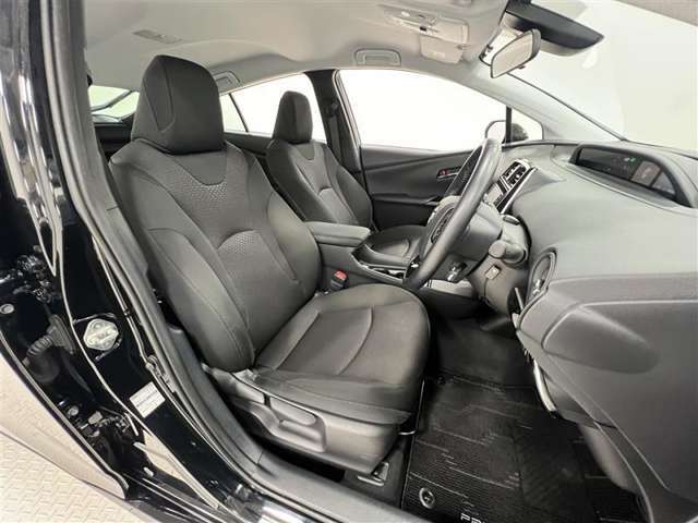 前席はセパレートタイプ！小物入れを兼ねたひじ掛け付！ホールド感のあるシートで身体をしっかりサポート！ロングドライブでも疲れにくい！