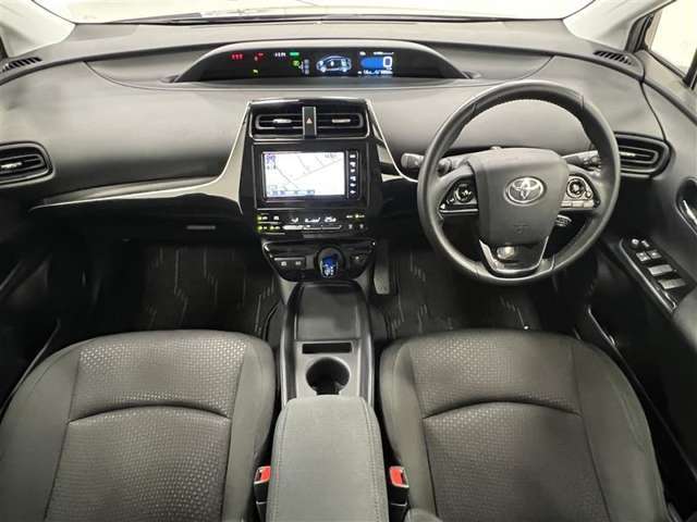 ハイブリッド車で燃費が良く通勤車にもおすすめ！静粛性があり、とても静かで快適！