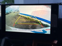 【バックカメラ】駐車時に後方がリアルタイム映像で確認できます。大型商業施設や立体駐車場での駐車時や、夜間のバック時に大活躍！運転スキルに関わらず、今や必須となった装備のひとつです！