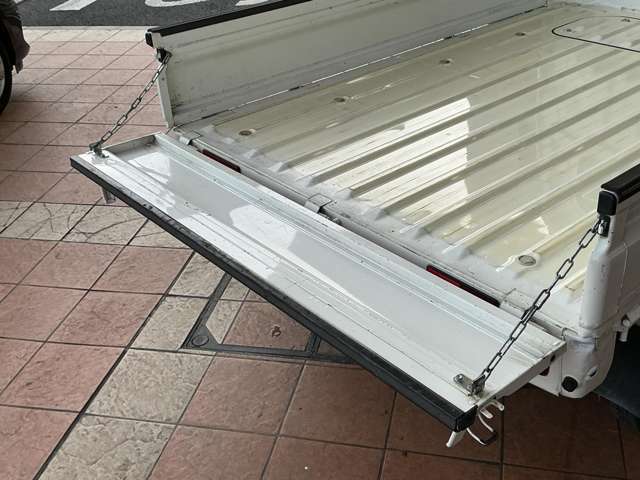 テールゲートチェーン付き