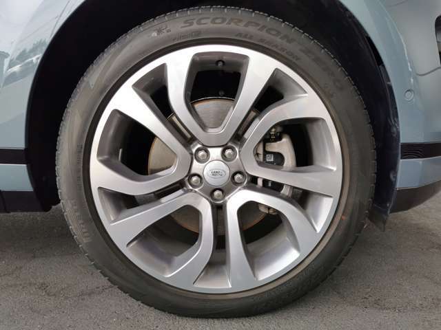 【21インチ5スプリットスポーク(スタイル5077)：MOP価格￥261,000】を装備！大口径のホイールはイヴォークのスタイリッシュさを一層引き立てます！