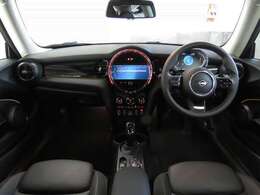 運転席及び助手席におかけになっている瞬間をイメージしてみてください。重厚感のある室内空間は外からの音を遮断し、唯一のプライベート空間を演出しております。