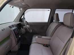 【まるまるクリーニング】内装工程では、中古車を気持ちよくお乗りいただけるよう清掃しております。シートの洗浄はもちろん、ニオイの元となるフロアカーペットまで洗浄・消臭を実施。