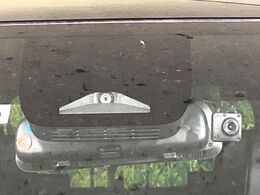 【トヨタセーフティセンス】走行中に前方の車両等を認識し、衝突しそうな時は警報とブレーキで衝突回避と被害軽減をアシスト。より安全にドライブをお楽しみいただけます。