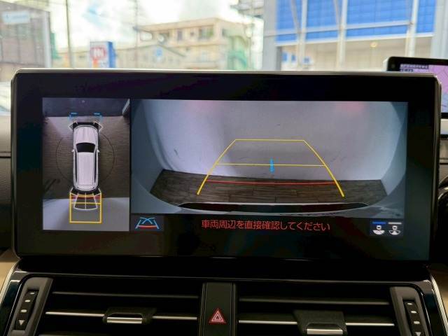 【パノラミックビューモニター】を装備しております。全周囲カメラで危険察知。狭い駐車場でも安心して駐車できますね。