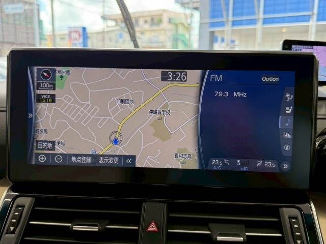 【純正ディスプレイオーディオ】FM・AMラジオやブルートゥース接続など多彩な機能を併せ持っており、インパネ周りがすっきりしてますね！ 追加オプションでナビ機能やフルセグTV視聴、DVD再生なども可能です