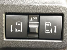 【両側パワースライドドア】スマートキーや運転席のスイッチで後席両側スライドドアの開閉が可能♪電動だから力を入れてドアを開ける必要が無く、小さなお子様でも簡単に開け閉めでき快適です♪