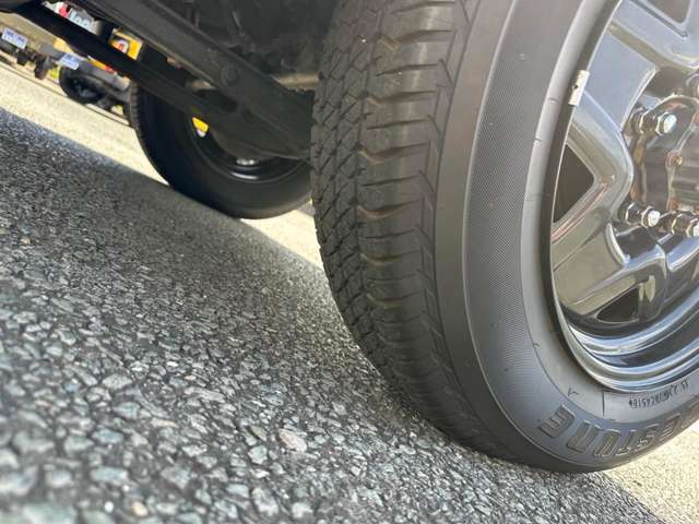 誠にありがとうございます。お車の状態や、装備の詳細は無料通話のフリーダイヤル0066-9711-799941へご連絡ください。担当者がご案内させていただきます。