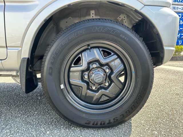 誠にありがとうございます。お車の状態や、装備の詳細は無料通話のフリーダイヤル0066-9711-799941へご連絡ください。担当者がご案内させていただきます。