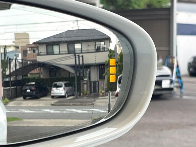 ●ブラインドアシストセンサー：視角からの車を感知し、ドライバーが車線変更を行う際に、警告音と共に注意を促してくれる安全支援機能です！