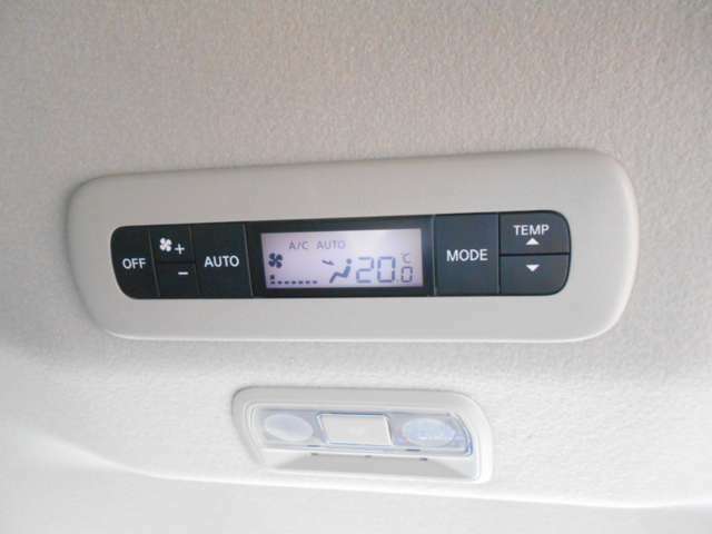 前後で温度の調節が出来るダブルエアコンを搭載。運転席からでも、セカンドシートからでも温度の調節が可能です！