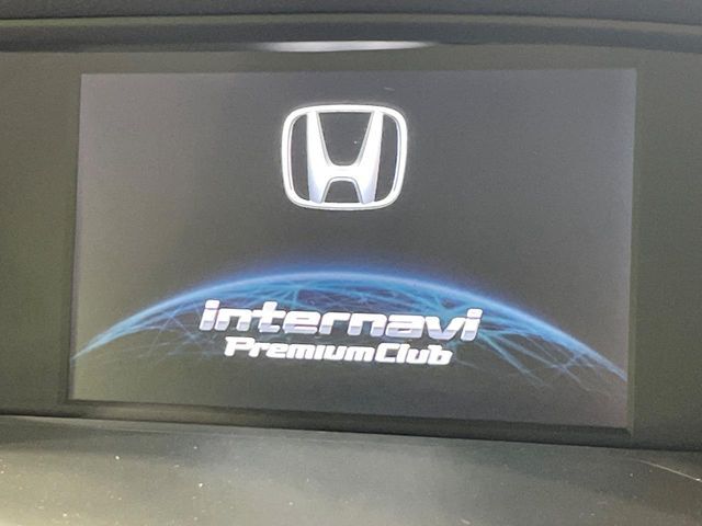 【メーカー純正ナビ】インテリアに溶け込むスタイリッシュな「専用設計」メーカーナビを装備♪視認性や操作性など基本性能にも優れ、より上質なカーライフをお楽しみいただけます。