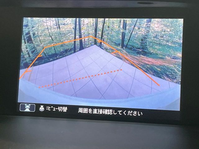【バックカメラ】駐車時に後方がリアルタイム映像で確認できます。大型商業施設や立体駐車場での駐車時や、夜間のバック時に大活躍！運転スキルに関わらず、今や必須となった装備のひとつです！