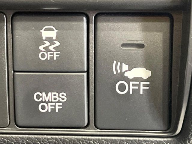 【CMBS】走行中に前方の車両等を認識し、衝突しそうな時は警報とブレーキで衝突回避と被害軽減をアシスト。より安全にドライブをお楽しみいただけます。