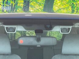 【アイサイトVer2】前方の車両等を検知し、衝突しそうな時は警報で注意を促し、ブレーキを踏む力をサポート。ブレーキを踏めなかった場合は衝突被害軽減ブレーキが作動、衝突回避をサポートします。