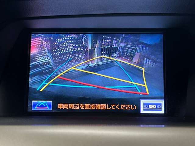 【バックカメラ】運転席から画面上で安全確認ができます。駐車が苦手な方にもオススメな便利機能です。