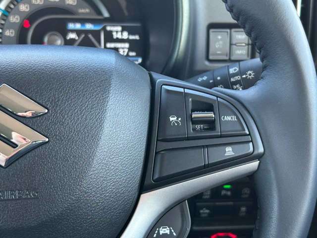 運転中、前方から目線をそらすことなく、オーディオ等の操作が可能な便利機能！安心＆快適なドライブを演出してくれます。