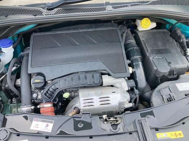 エンジンルームの写真を添付いたします。普段はなかなか開けることのないエンジンルームですが、オイル漏れがあるかどうか、付着物があるかどうかなど、中古車検討時には一度は見ておくべきポイントです。