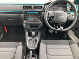 運転席及びインパネ付近の画像を掲載いたします。見える範囲の内装にはシミ・汚れなども見当たらず、非常に状態の良い車両です。お時間の良い時があれば、ぜひ実車をご覧頂きたいと思います。