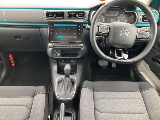 運転席及びインパネ付近の画像を掲載いたします。見える範囲の内装にはシミ・汚れなども見当たらず、非常に状態の良い車両です。お時間の良い時があれば、ぜひ実車をご覧頂きたいと思います。