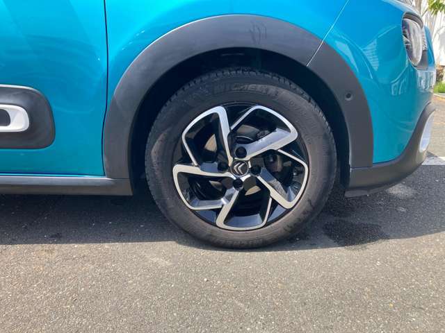 純正ホイールが装着されております。車両デザインともマッチした、バランスの良いホイールです。
