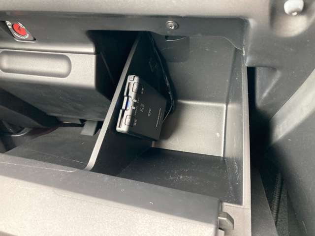 ETC車載器が装着されております。料金所でも停車せずに通過できてスマートインターからの乗り降り出来るので、最近では必須の装備です。ぜひ実車でご確認ください。