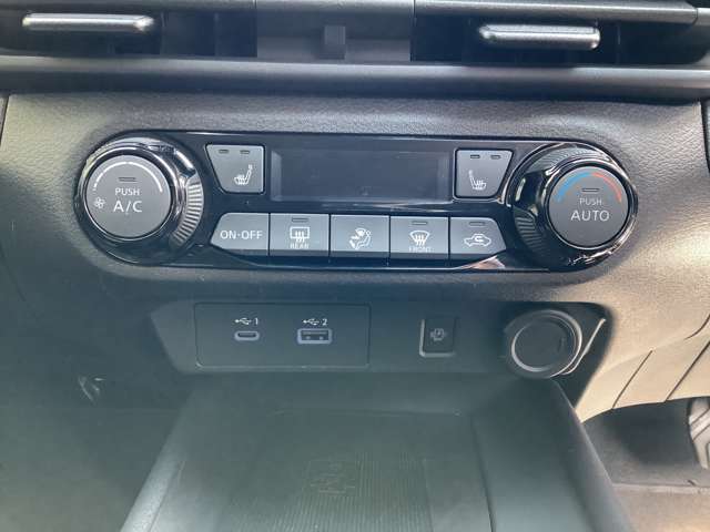 各装置のスイッチです。シートヒーターもついています！
