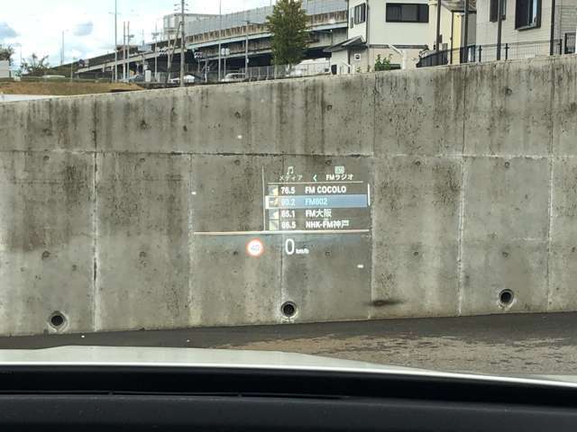 HUD: ヘッドアップディスプレイはドライバーが前方に集中できるよう、ナビや車速情報をフロントガラスに投影するシステムです。
