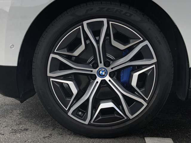 BMW純正22インチホイール。洗練されたデザインで、足元の個性を引き立てます。