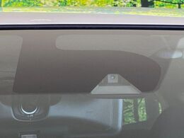 【エマージェンシーブレーキ】走行中に前方の車両等を認識し、衝突しそうな時は警報とブレーキで衝突回避と被害軽減をアシスト。より安全にドライブをお楽しみいただけます。