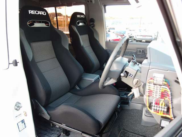 運転席、助手席シートは高額モデルのRECAROセミバケットシートを装着。切れや目立つような擦れも御座いません。RAYS製TE3716AWにリフトアップ、SD地デジナビなど充実装備の一台