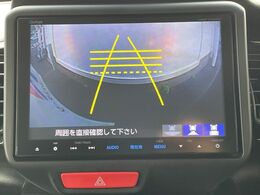 【バックカメラ】駐車時に後方がリアルタイム映像で確認できます。大型商業施設や立体駐車場での駐車時や、夜間のバック時に大活躍！運転スキルに関わらず、今や必須となった装備のひとつです！