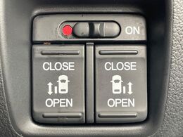 【両側スライドドア】駐車場で隣の車との間隔が狭く乗りにくい時、スライドドアなら安心！ドアオープン時も幅を取らず、開口部が広いので乗り降りがとっても簡単です。大きな荷物の出し入れも後席から可能♪