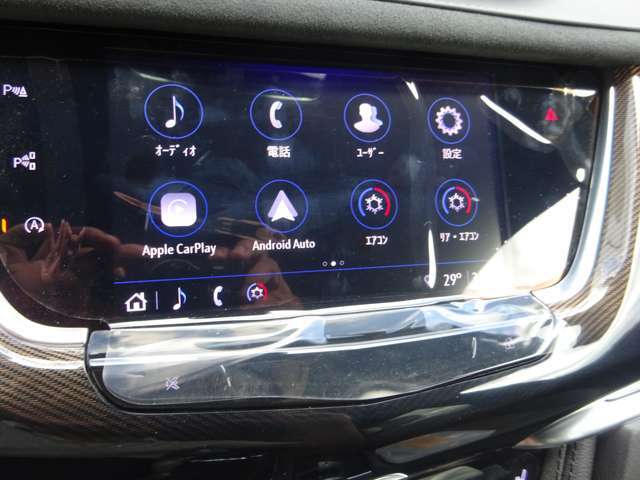 Android　Auto、Apple　CarPlay、Bluetooth、USB対応の純正オーディオ