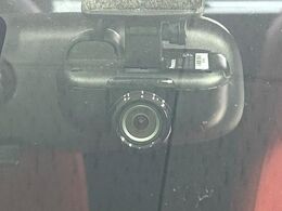 【ドライブレコーダー】安心・安全なカーライフに必須のドライブレコーダーを装備！走行中はもちろん、あおり運転や事故に遭遇した際の状況も映像で記録し、万一のリスクに備えます。