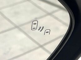 【ブラインドスポットモニター】走行中、ドアミラーの死角になりやすい箇所に後続車が接近するとサイドミラーのレンズに警告を表示！ドライバーに注意喚起をしてくれます。