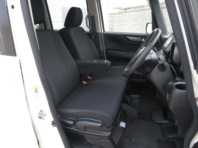 運転席の高さ調節可能なので、自分に合った姿勢で運転できます。